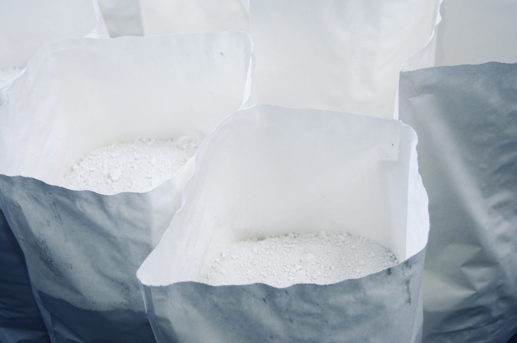 Kreide (Kalziumcarbonat) ist der „chemische Puffer“ im Papier
